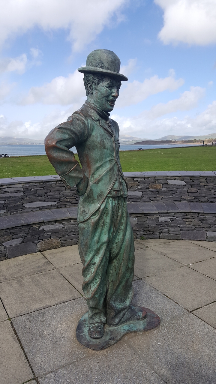 Une statue d'un homme avec une vue panoramique sur la mer.