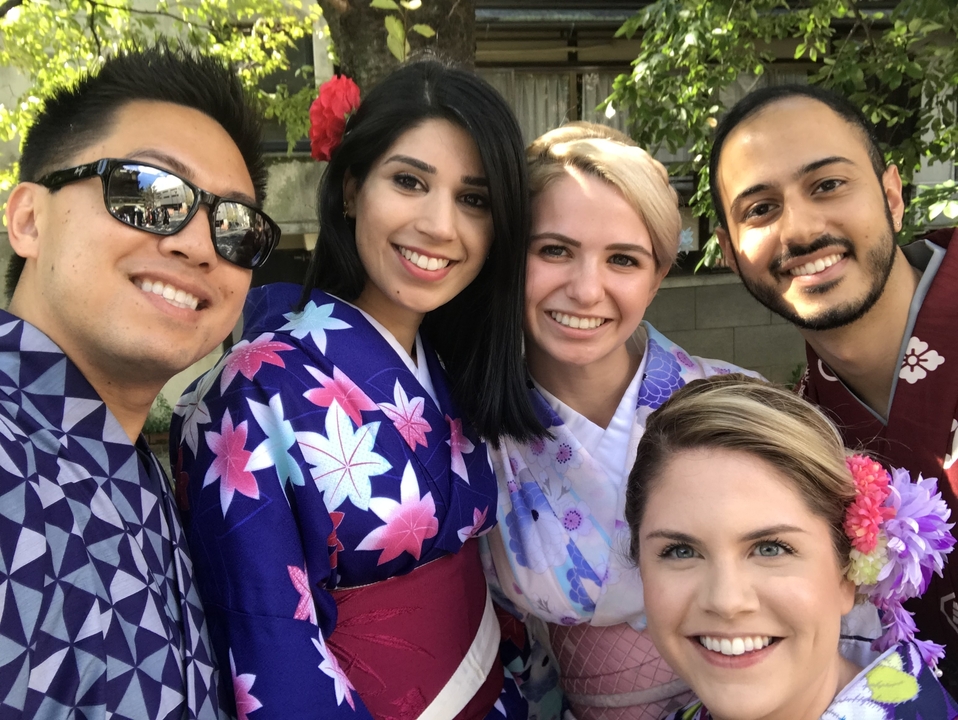 Selfie de groupe d'amis portant des kimonos.