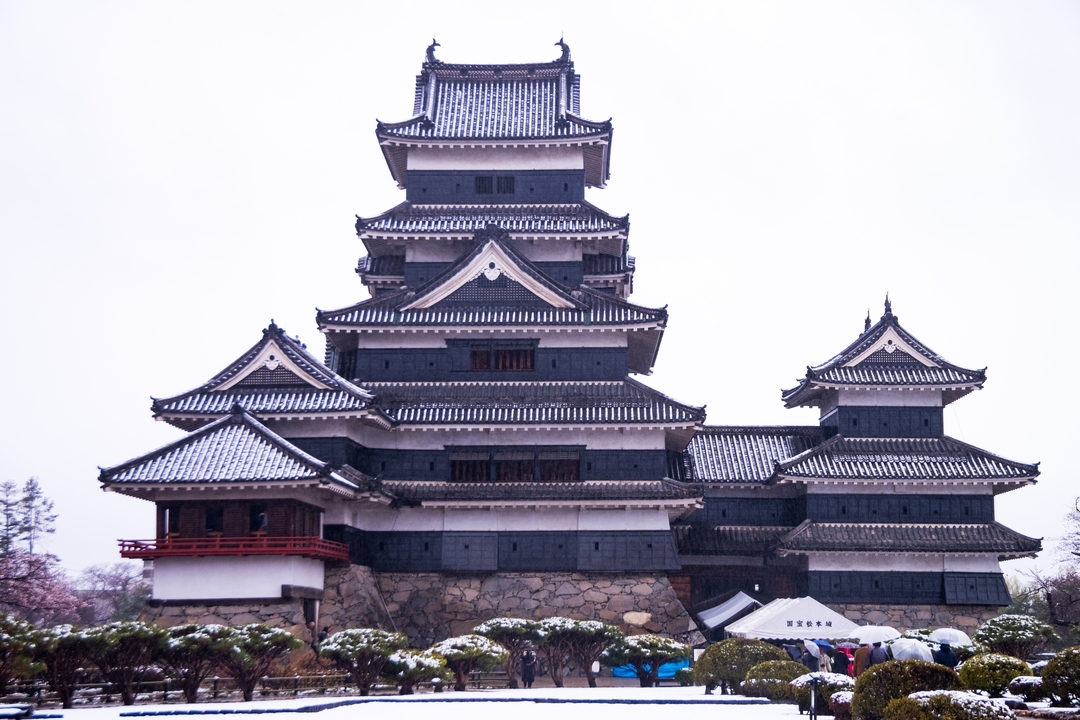 Château japonais traditionnel avec de la neige sur son toit.