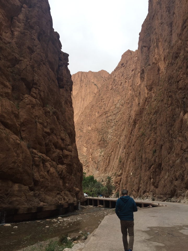 Canyon étroit avec de hautes parois rocheuses.