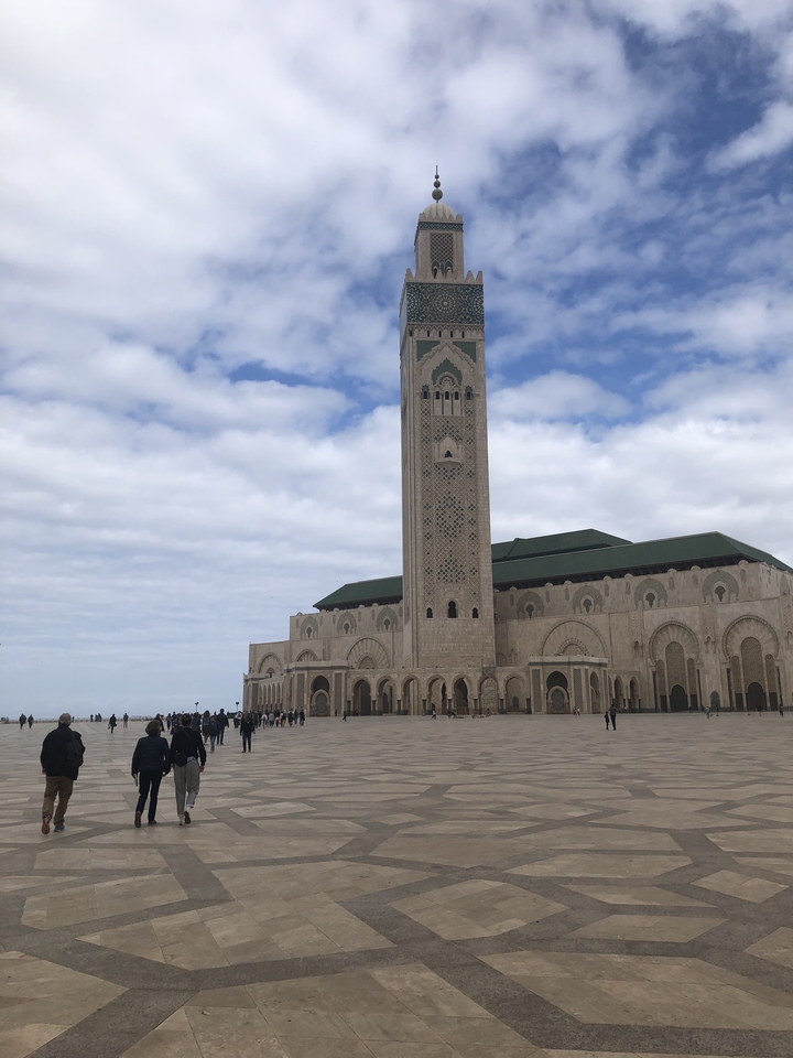 Mosquée majestueuse à Casablanca avec ciel bleu et nuages.