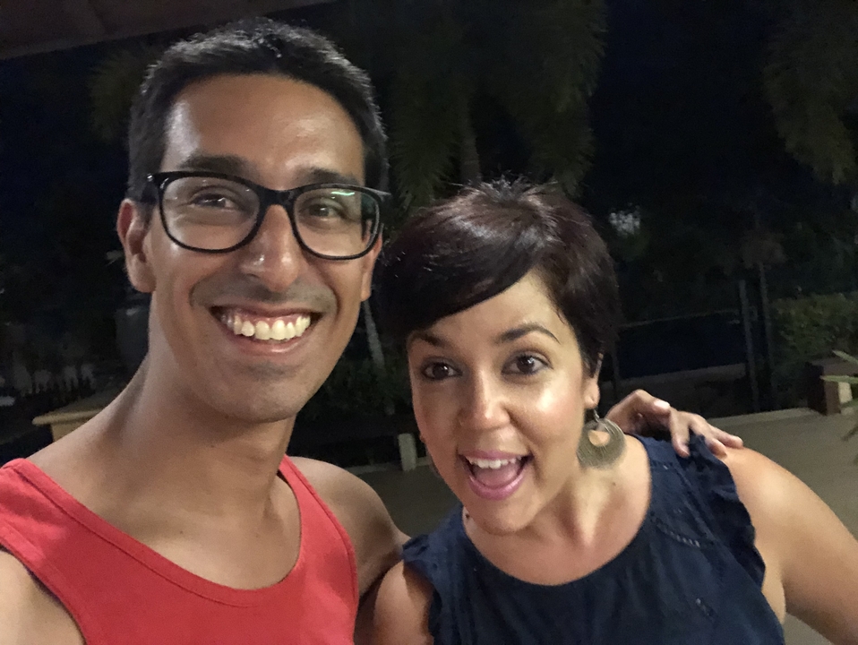 Deux personnes qui sourient pour un selfie.