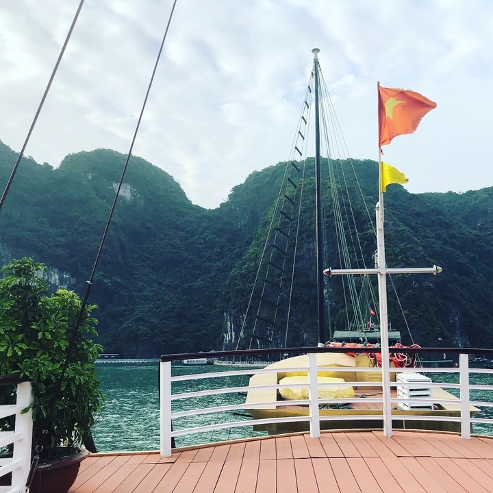 Vue du pont du bateau avec des formations rocheuses pittoresques.
