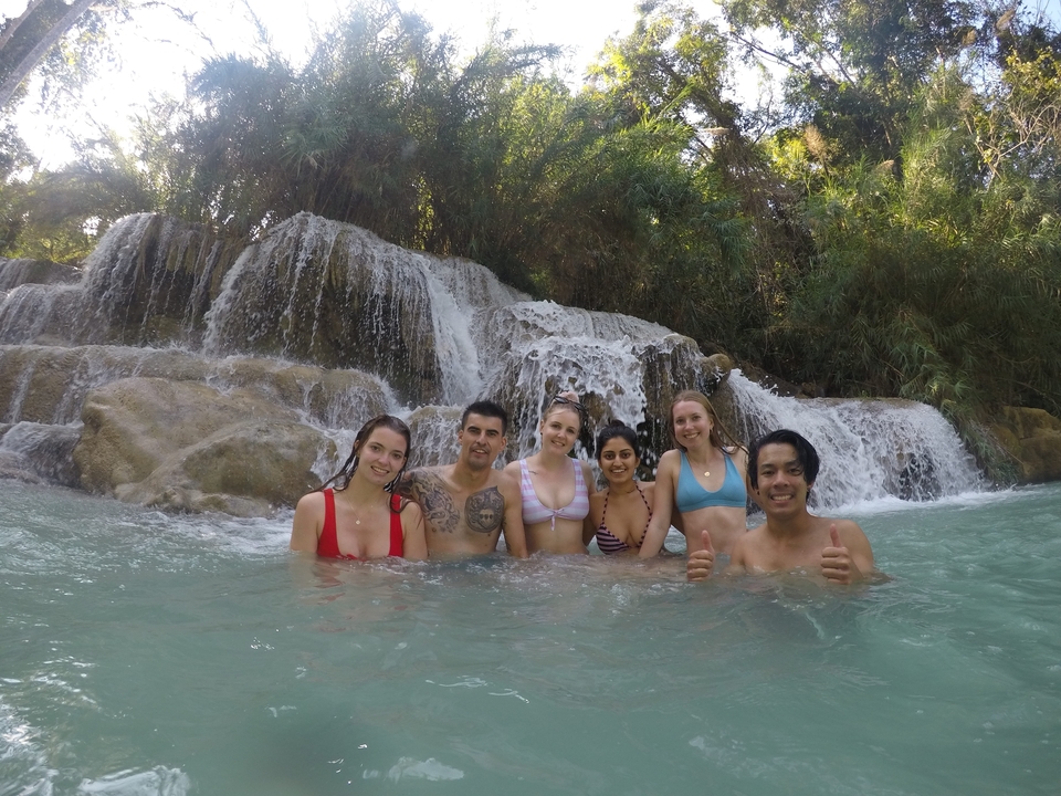"Groupe de personnes qui s'amusent à une cascade."