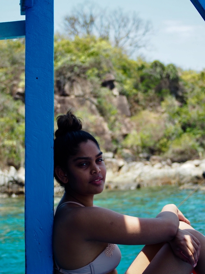 Portrait d'une femme avec un arrière-plan naturel flou.