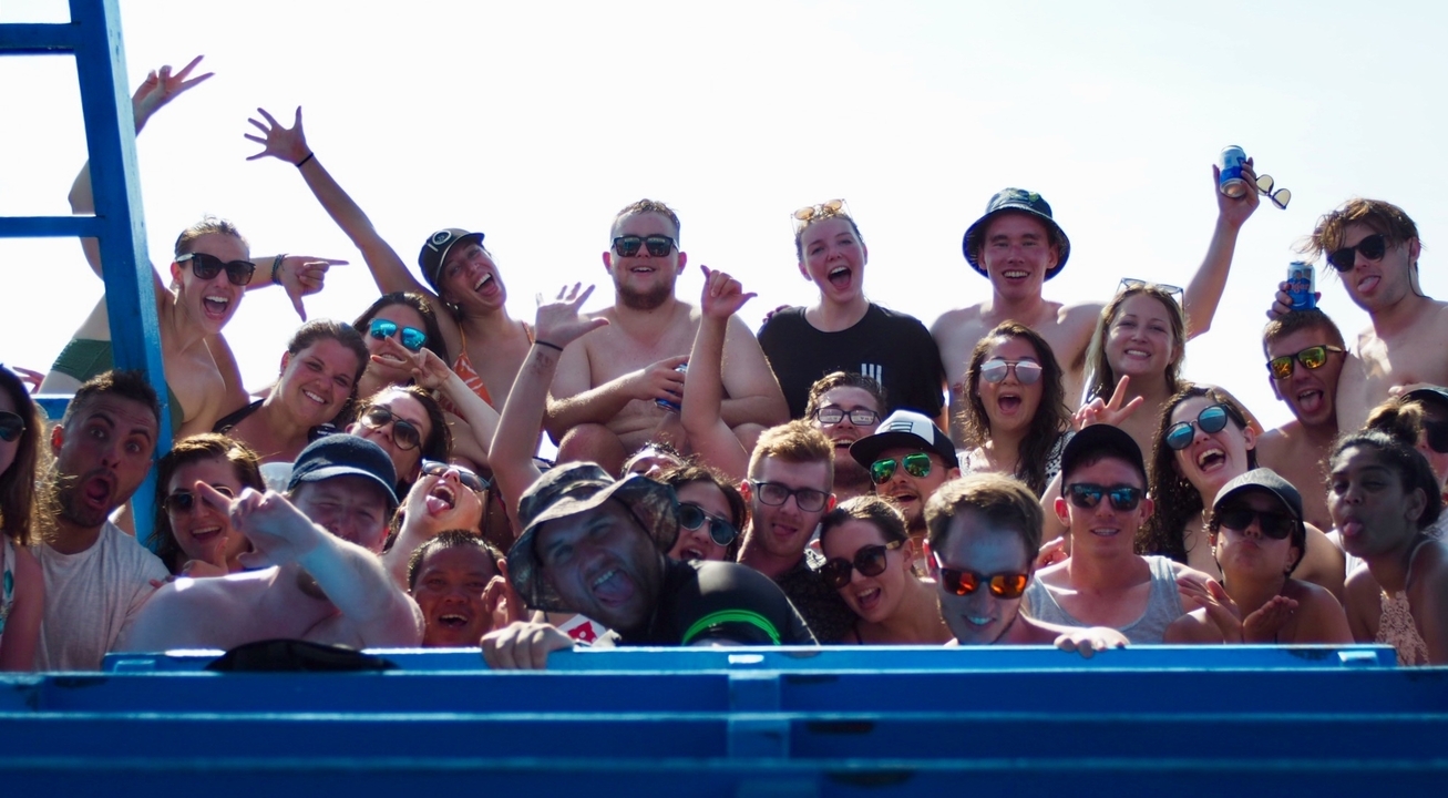Un grand groupe s'amusant sur un bateau.