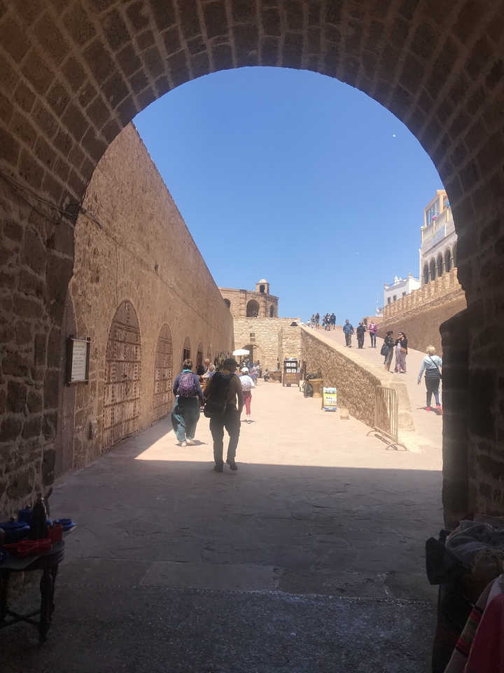 Des touristes explorant un fort marocain historique.