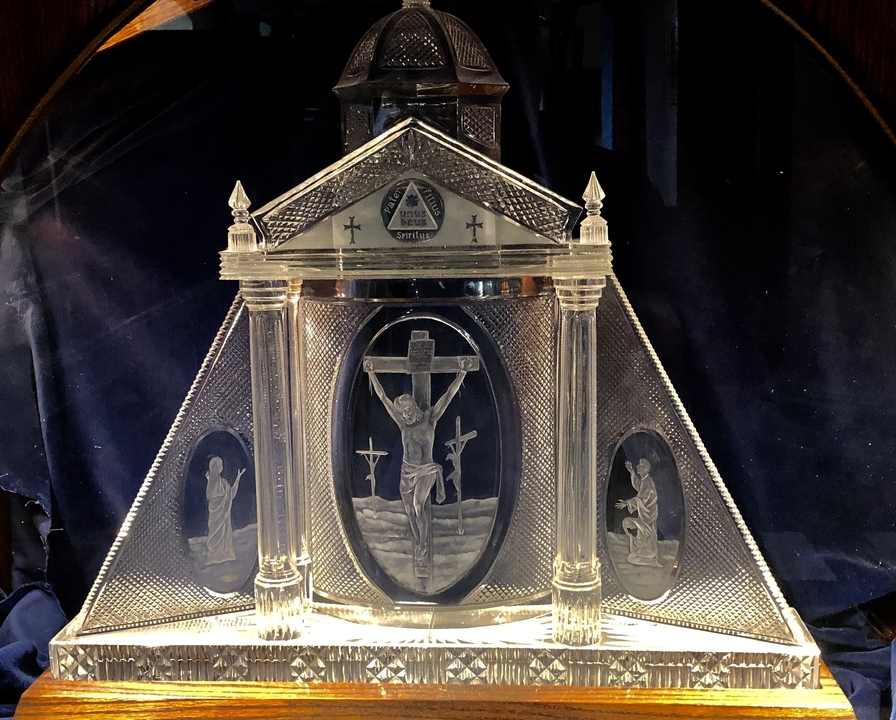 Sculpture en cristal finement sculptée avec des motifs religieux.