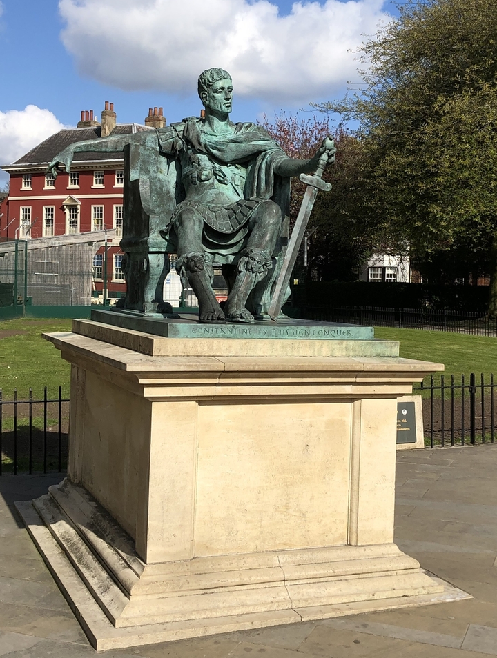 Statue de bronze d'un empereur à cheval.