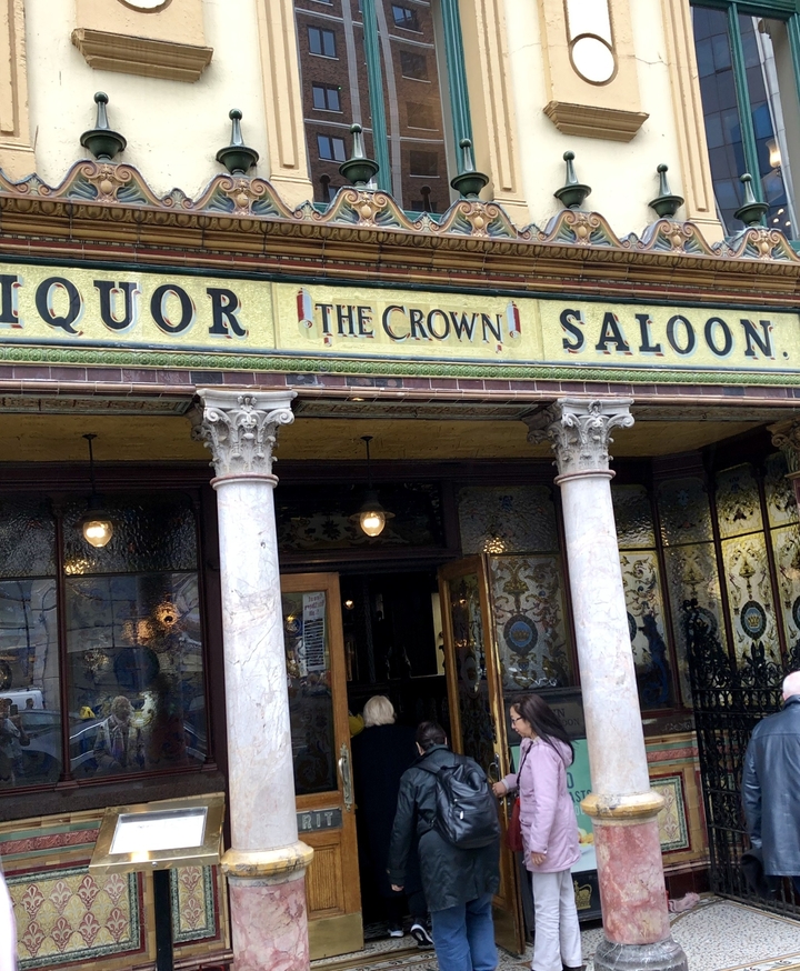 Pub historique avec une façade extérieure complexe.