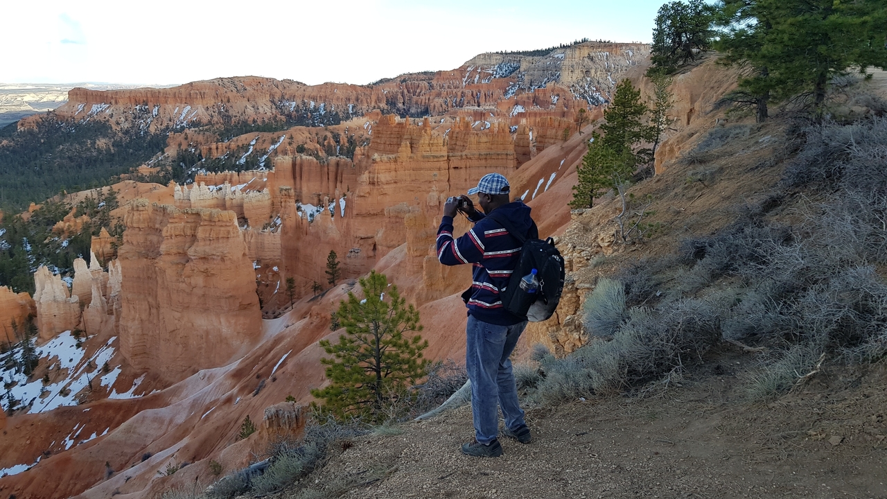 Personne photographiant un paysage de canyon.
