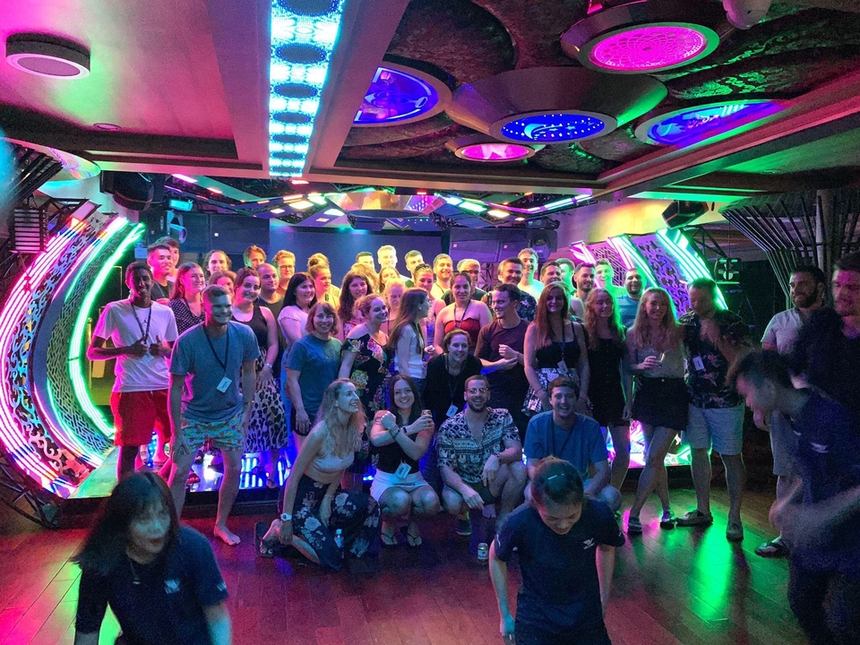 Groupe dans un club avec des lumières colorées.