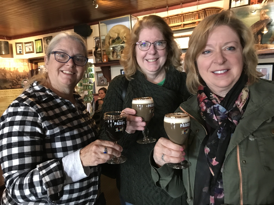 Des femmes qui savourent des boissons dans un pub.