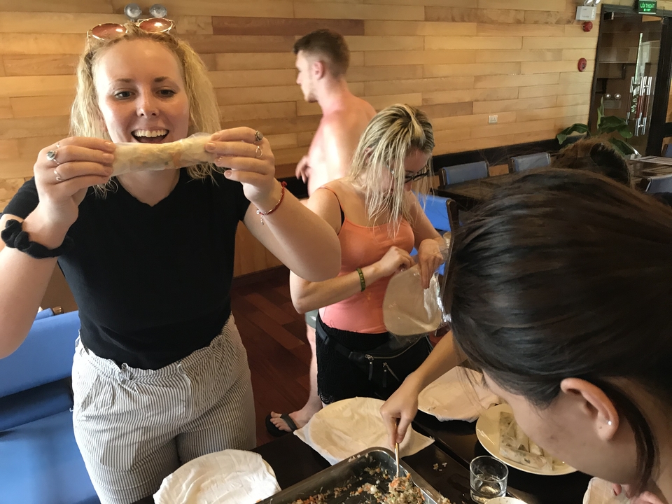 Groupe préparant de la nourriture lors d'un cours de cuisine.