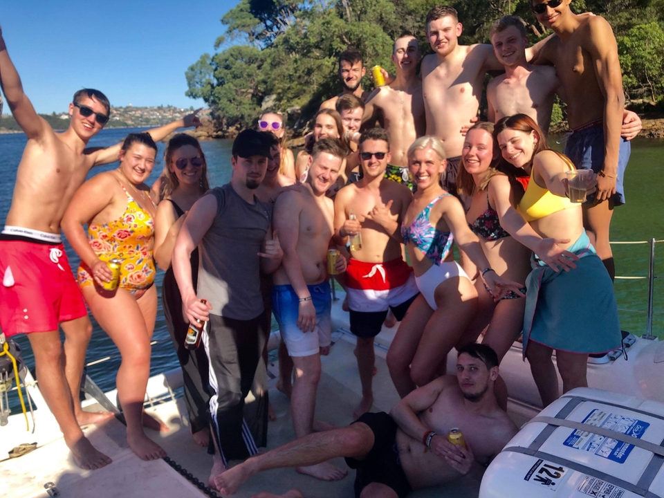 Groupe d'amis profitant d'une promenade en bateau en maillots de bain.