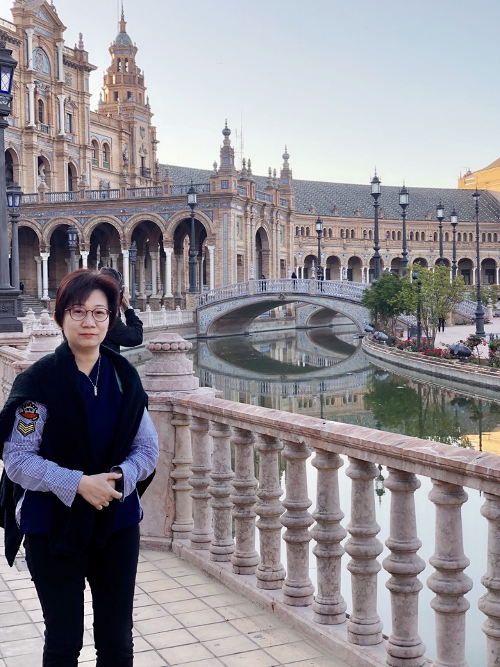 Une personne debout devant la Plaza de España.