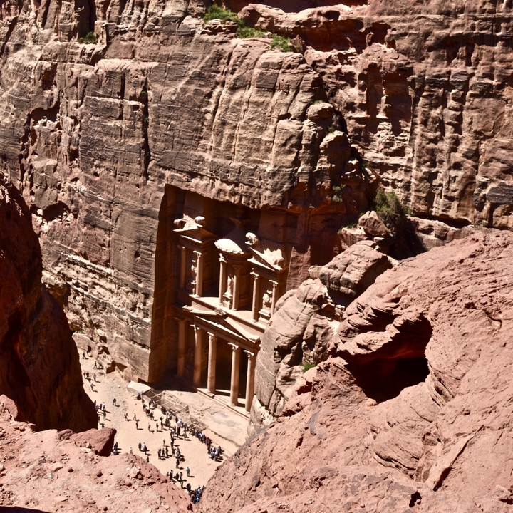 Site archéologique de Pétra taillé dans les falaises de grès rose.