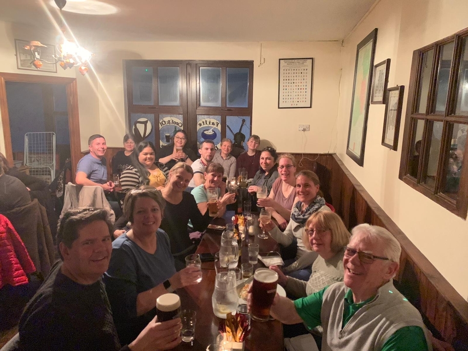 Groupe de personnes prenant un verre à l'intérieur d'un pub.