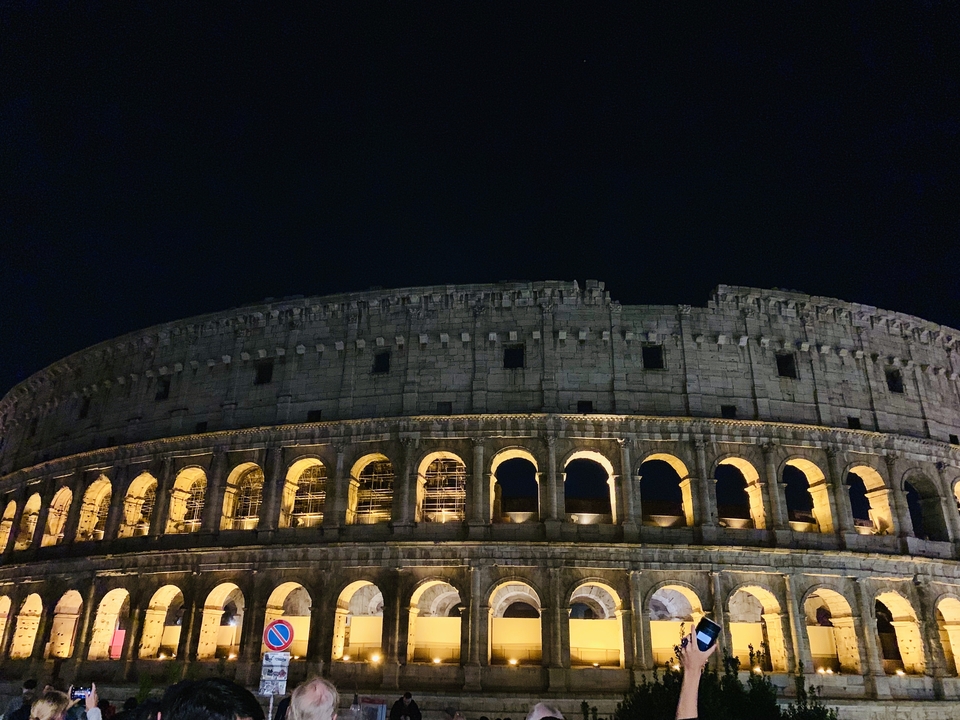 Le Colisée illuminé la nuit.