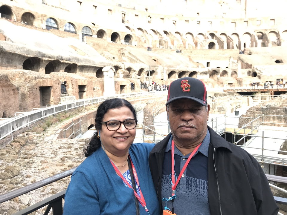 Couple posant à l'intérieur du Colisée.