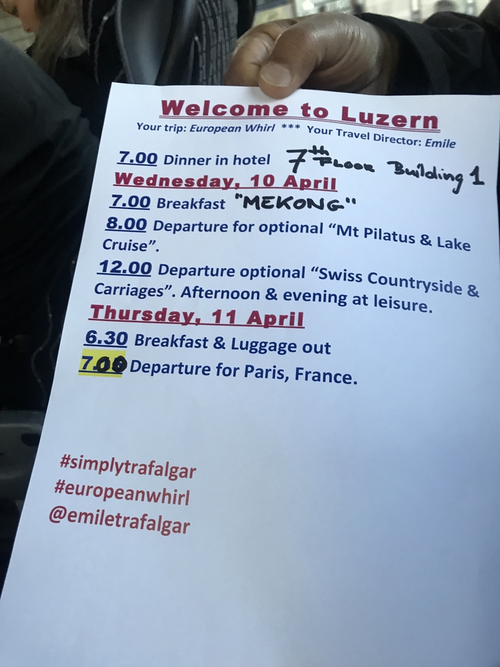 Gros plan d'un itinéraire papier avec du texte.