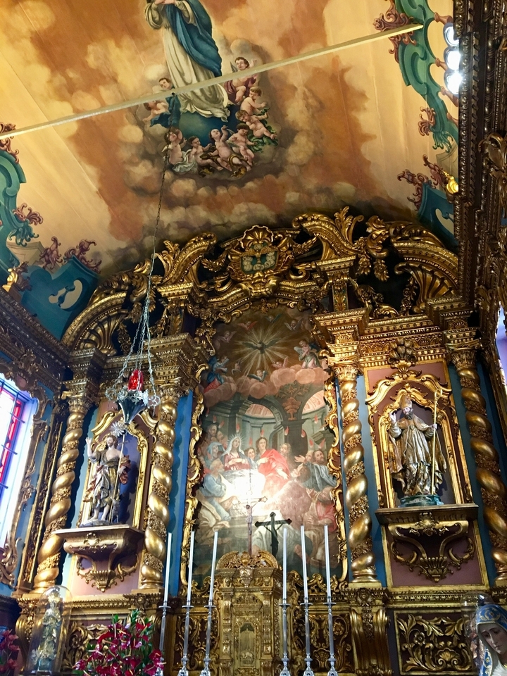 Intérieur d'église orné avec des œuvres d'art et une décoration détaillées.