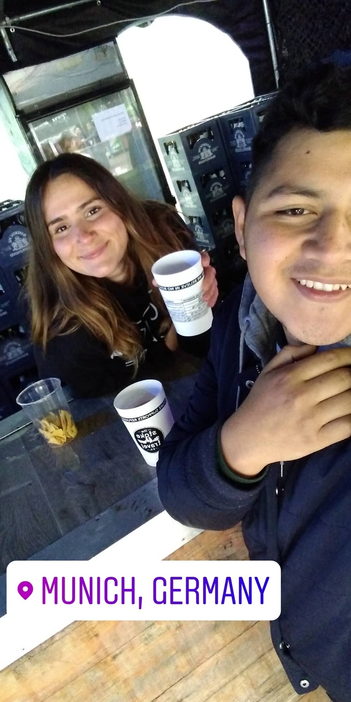 Deux personnes tenant des tasses et souriantes.