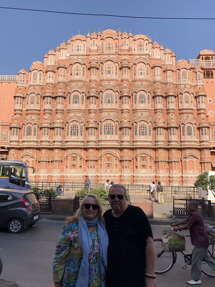 Couple devant le Hawa Mahal.