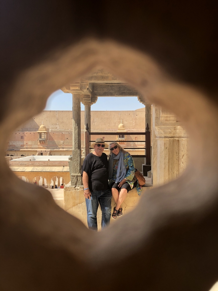 Couple posant à l'intérieur d'une structure historique.