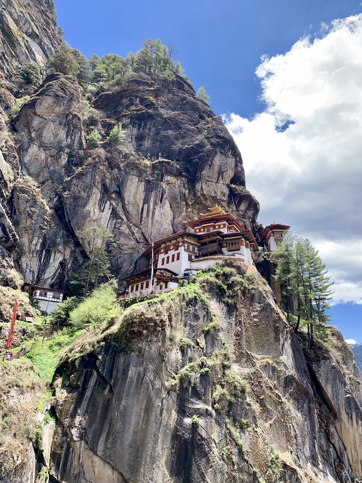 Le célèbre monastère de Taktsang (Nid du Tigre) construit à flanc de falaise.