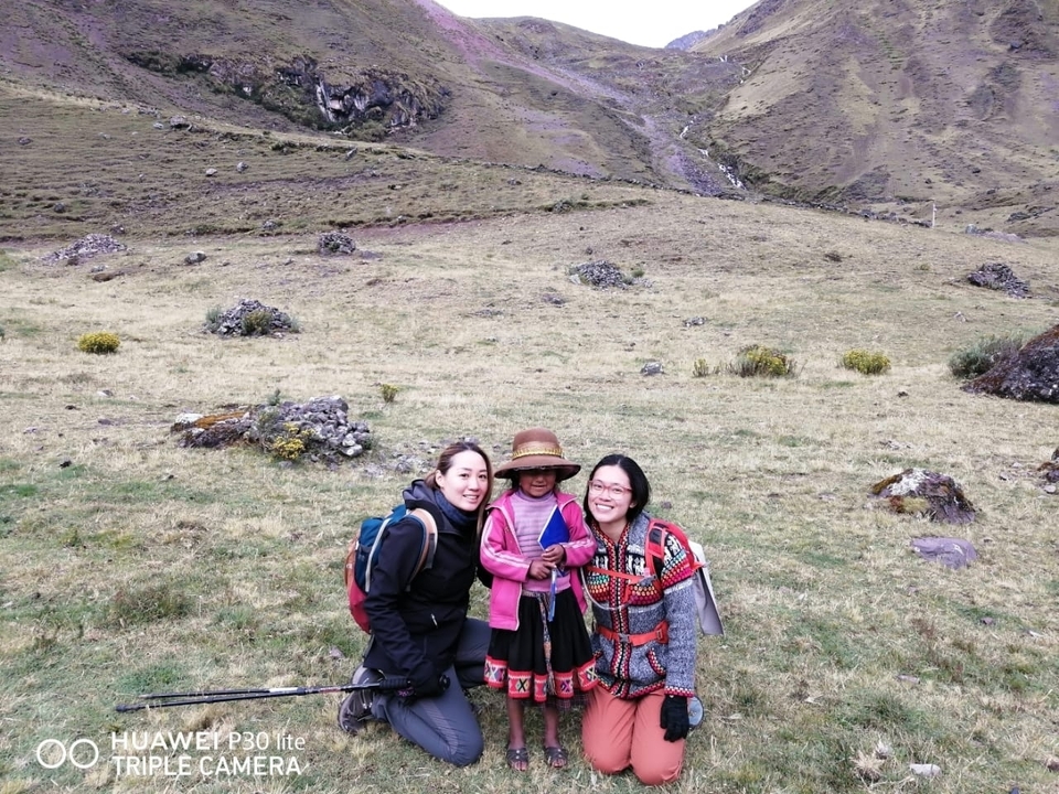 Deux femmes et une fille locale en vêtements traditionnels dans une région montagneuse