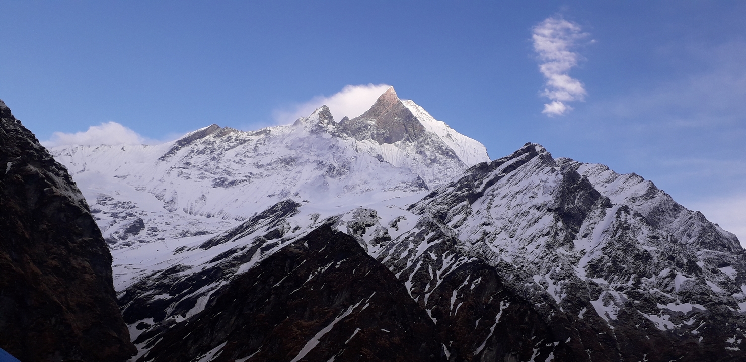 Vue dramatique de la montagne Machapuchare avec des nuages.