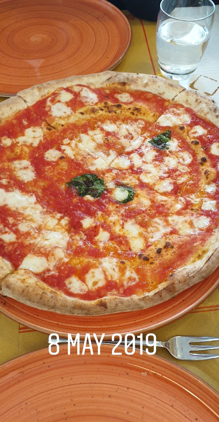 Image en gros plan d'une pizza margherita.