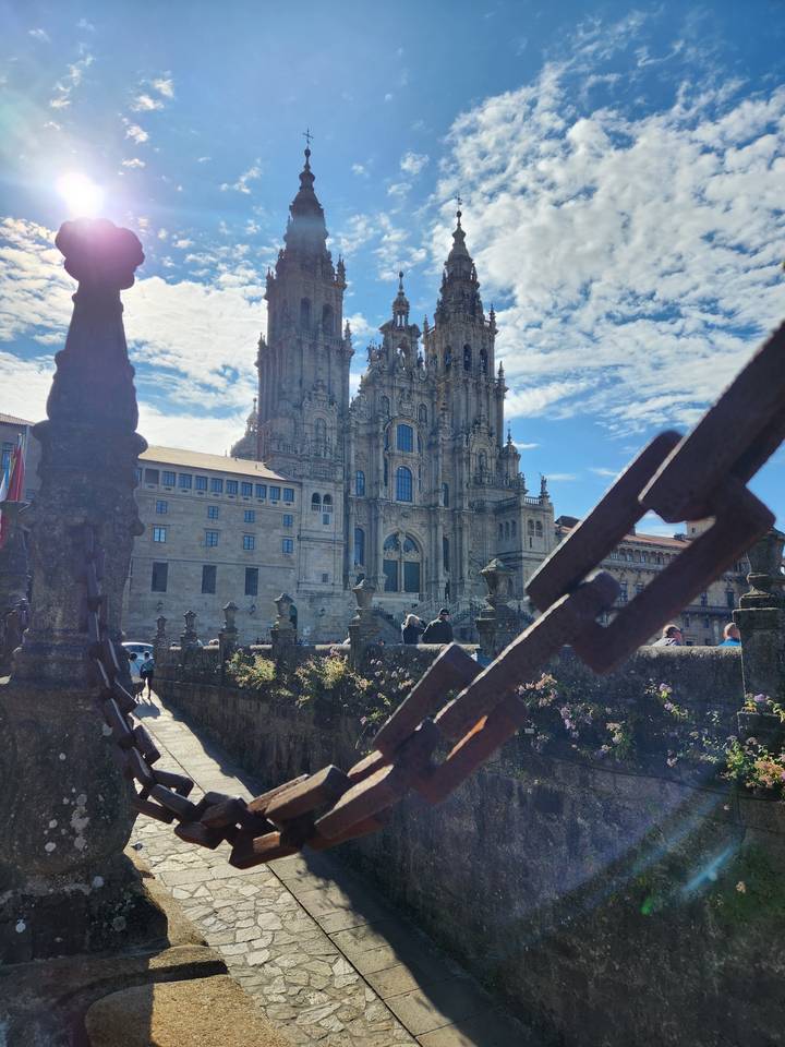 Cathédrale de Saint-Jacques-de-Compostelle vue à travers une chaîne de fer.