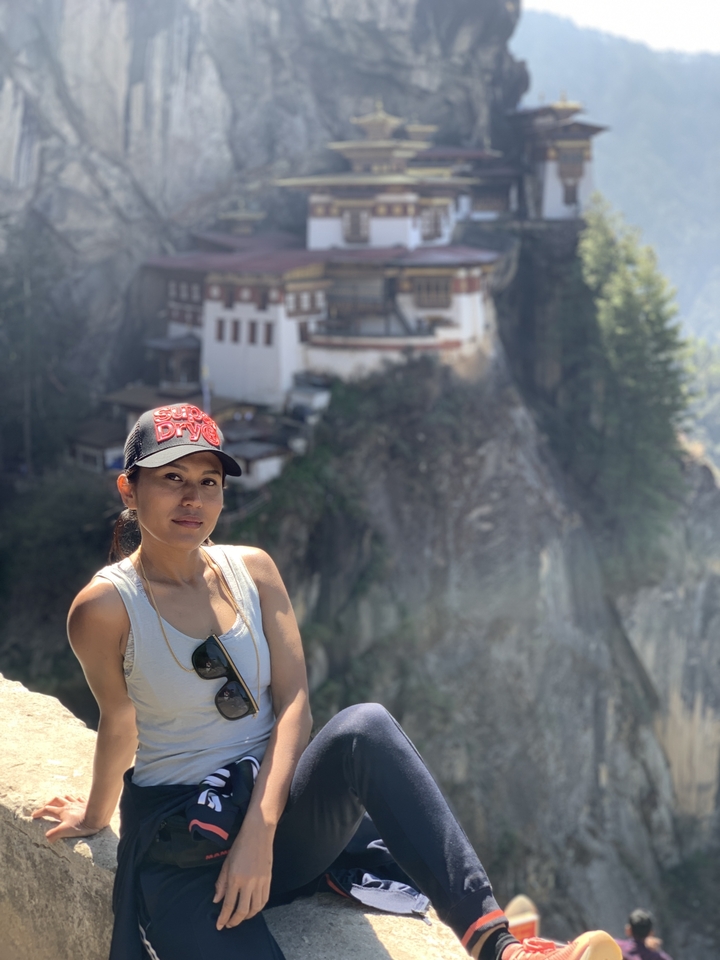 Femme avec un monument en arrière-plan.