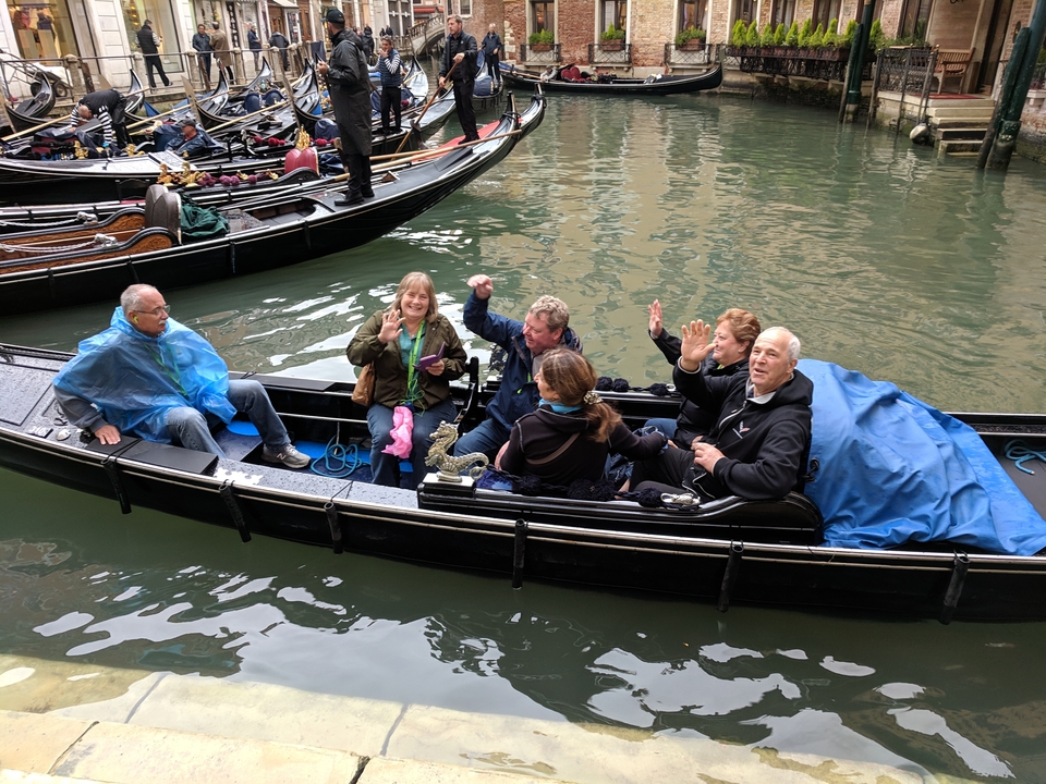 Groupe de personnes dans une gondole sur un canal.