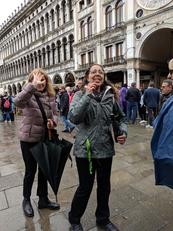 Des femmes parlant et marchant dans une rue historique de la ville.
