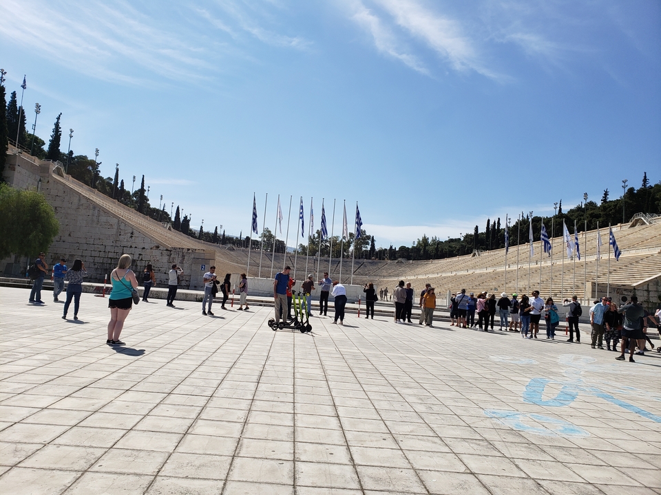 Touristes au Stade panathénaïque à Athènes, Grèce.