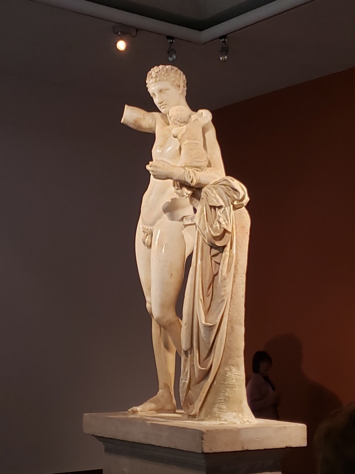 Une statue de marbre exposée dans un musée.