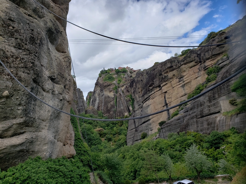 Vue pittoresque d'un monastère sur des falaises rocheuses.