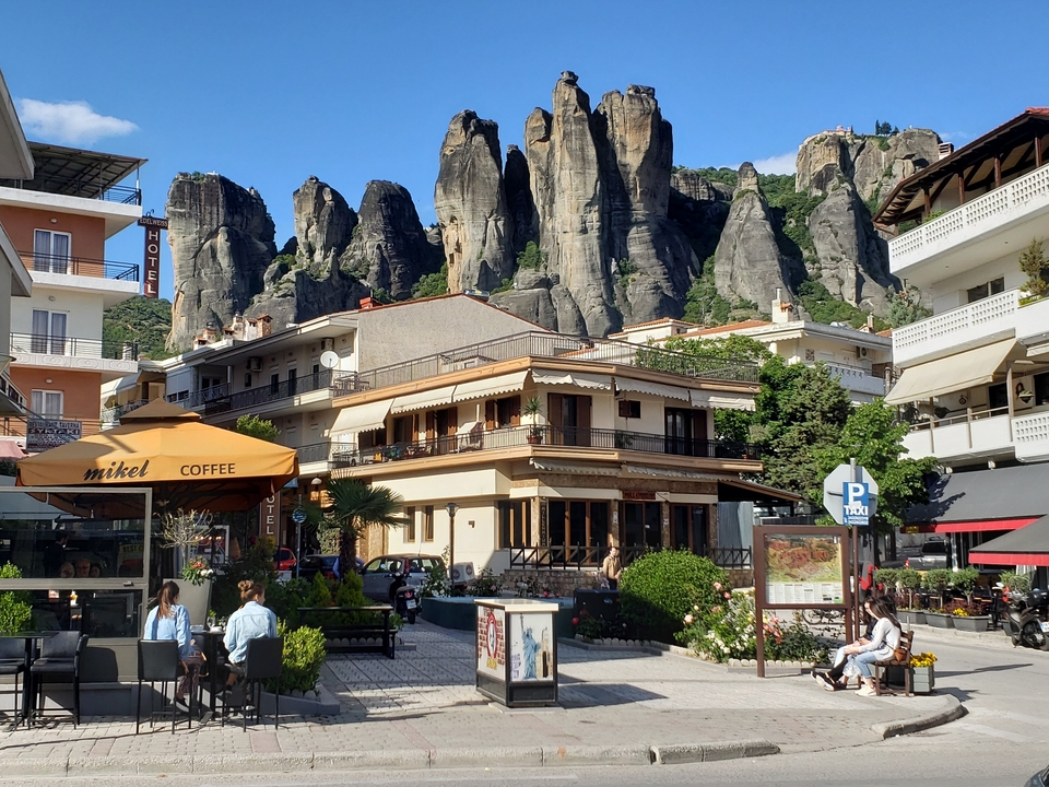 Une ville grecque avec un arrière-plan montagneux.