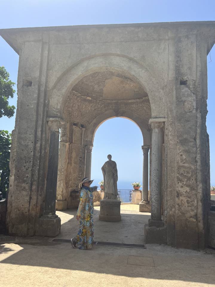 Personne marchant sous des arches historiques.
