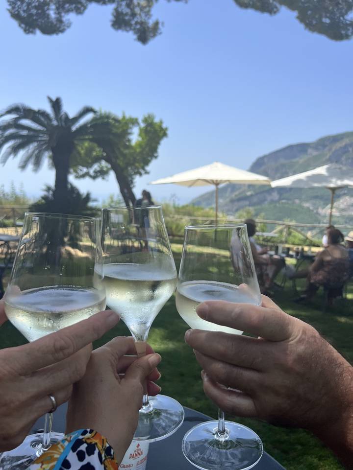 Des gens trinquant dans un cadre extérieur pittoresque.