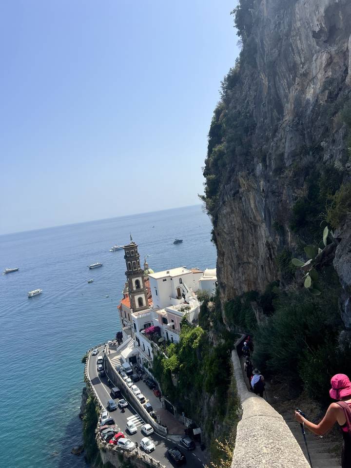 Vue panoramique d'une ville côtière avec une tour et le littoral.