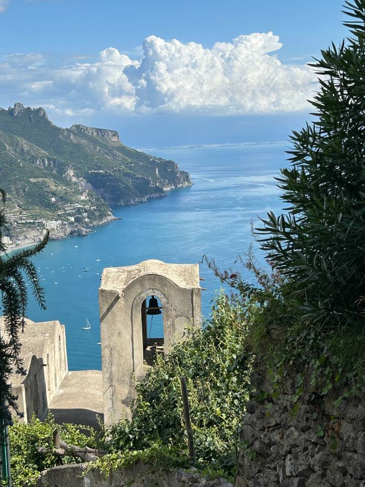 Vue côtière pittoresque avec un arrière-plan montagneux.