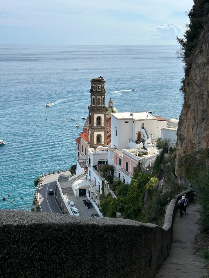 Ville historique avec église surplombant l'océan.