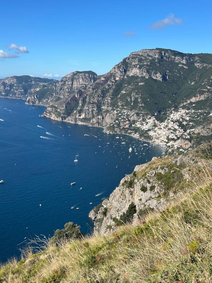 Vue aérienne d'un littoral avec des bateaux sur l'eau.
