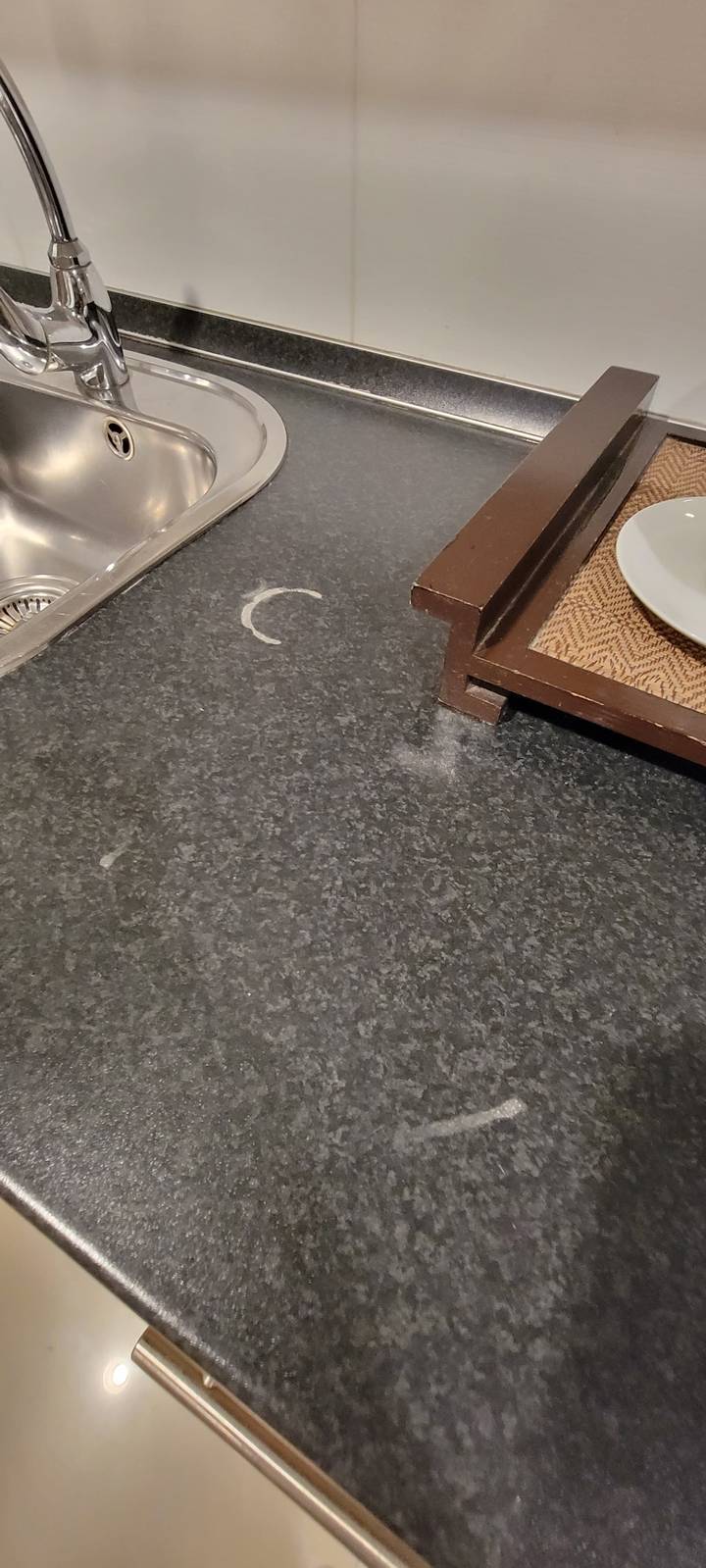 Vue rapprochée d'un évier de cuisine et d'un comptoir.