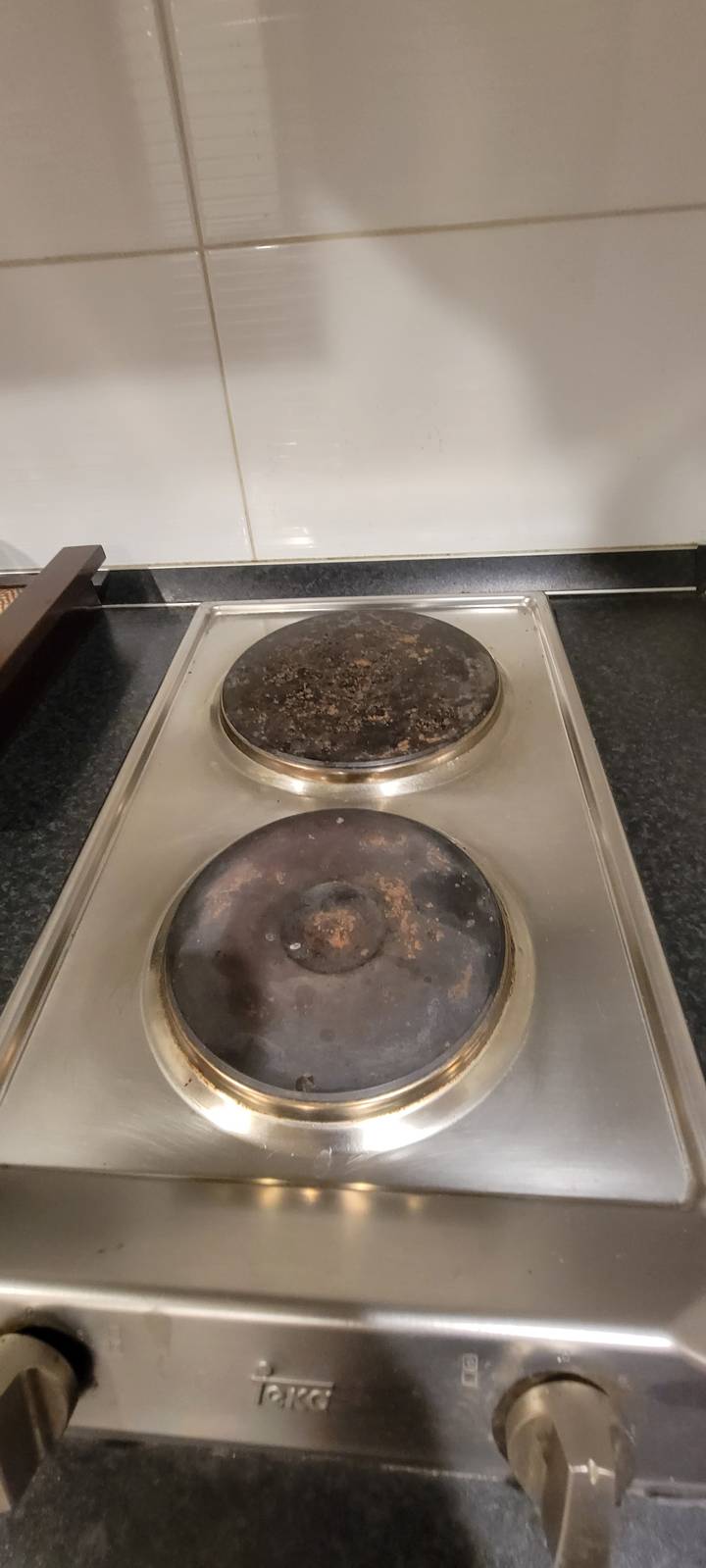 Gros plan d'une cuisinière avec deux plaques de cuisson sur un comptoir.