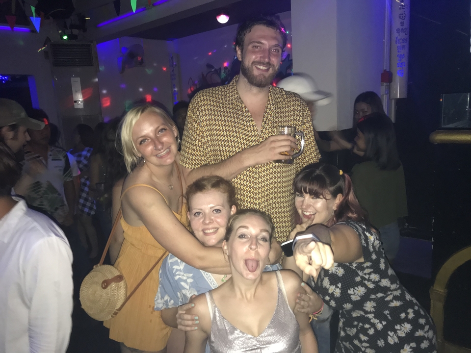 Groupe d'amis s'amusant dans un cadre intérieur animé.